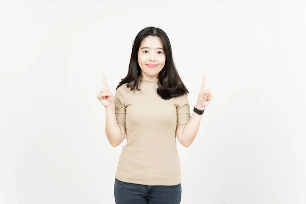 Zeigt Produkt Und Zeigt Auf Schöne Asiatische Frau Auf Weißem — Stockfoto