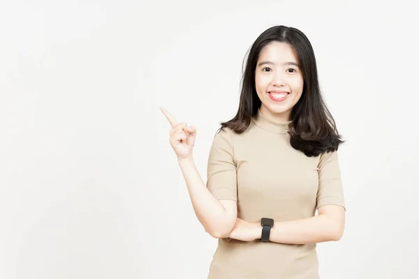 Mostrando Producto Apuntando Lado Hermosa Mujer Asiática Aislado Sobre Fondo —  Fotos de Stock
