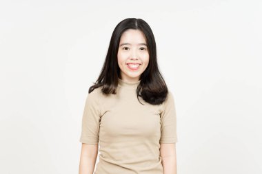 Gülümseyen ve kameraya bakan Güzel Asyalı Kadın Beyaz arka planda izole edilmiş