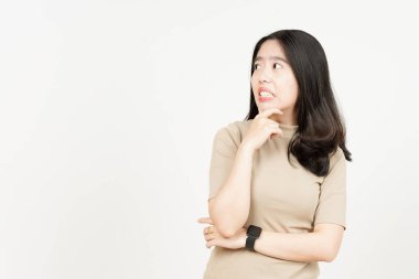 Beyaz arka planda tecrit edilmiş güzel Asyalı kadın hakkında iğrenç bir şey düşünüyorum.