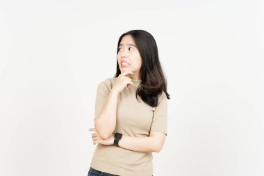 Beyaz arka planda tecrit edilmiş güzel Asyalı kadın hakkında iğrenç bir şey düşünüyorum.