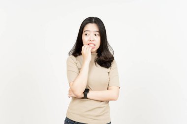 Beyaz arka planda yalnız bırakılmış güzel Asyalı kadının tırnak yemesi ve korkması.