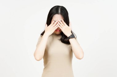 Beyaz arka planda tecrit edilmiş güzel bir Asyalı kadının baş ağrısı.