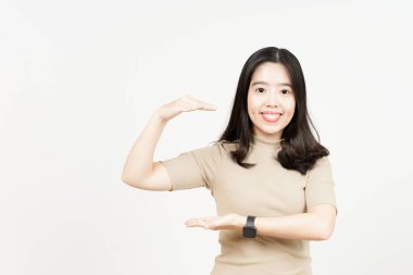 Beyaz arka planda tecrit edilmiş güzel bir Asyalı kadının Büyük İşaret Ürününü Ölçüyor ve Gösteriyor