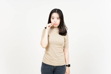 Beyaz arka planda tecrit edilmiş güzel Asyalı kadının gizli dudaklarını kapalı tut.