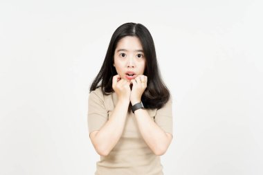 Beyaz arka planda izole edilmiş güzel Asyalı kadının şok olmuş yüz ifadesi.