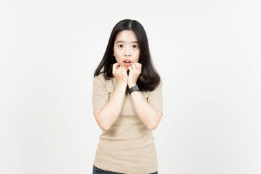 Beyaz arka planda izole edilmiş güzel Asyalı kadının şok olmuş yüz ifadesi.