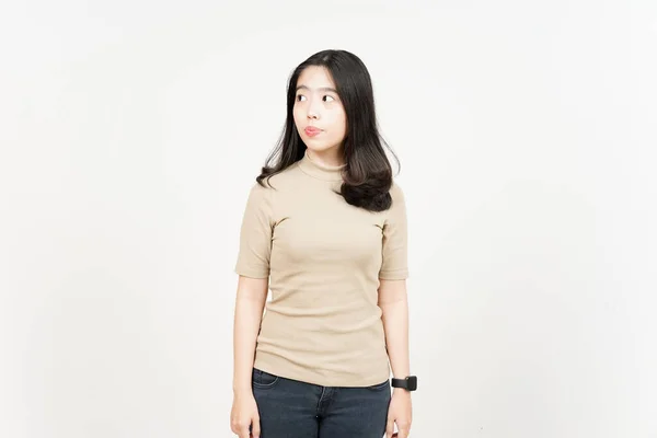 Irritado Olhando Lado Bela Mulher Asiática Isolado Fundo Branco — Fotografia de Stock