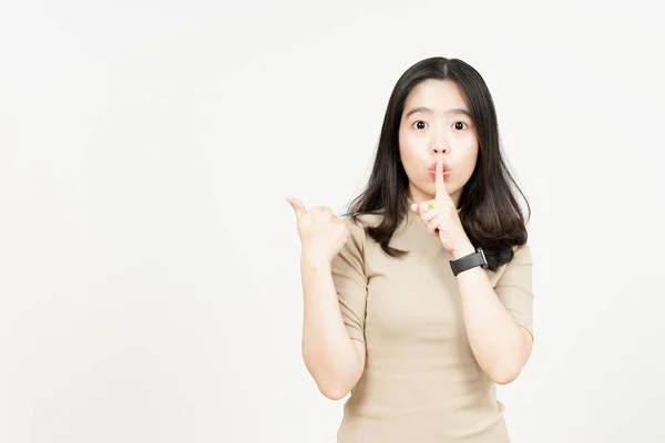Promo Apontando Lado Produto Dedo Nos Lábios Bela Mulher Asiática — Fotografia de Stock
