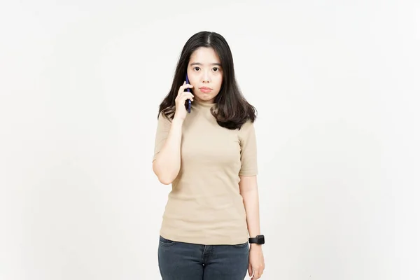 Falando Smartphone Ficar Com Raiva Bela Mulher Asiática Isolada Fundo — Fotografia de Stock