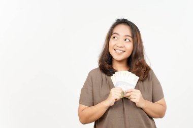 Bin rupia 'lık banknotta beyaz arka planda tecrit edilmiş güzel bir Asyalı kadın var.