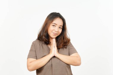 Beyaz arka planda tecrit edilmiş güzel Asyalı kadını selamlıyorum.