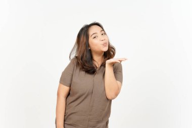 Beyaz arka planda izole edilmiş güzel Asyalı kadının öpücük hareketi.