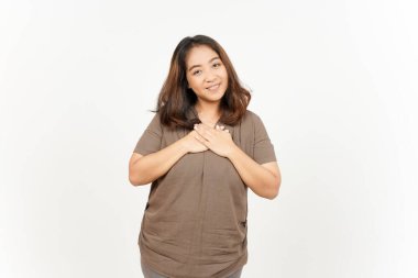 Kişisel aşk, beyaz arka planda tecrit edilmiş güzel bir Asyalı kadının göğsünde