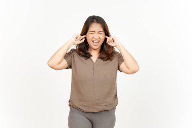 Beyaz arka planda tecrit edilmiş güzel Asyalı kadının rahatsız edici sesini duyar