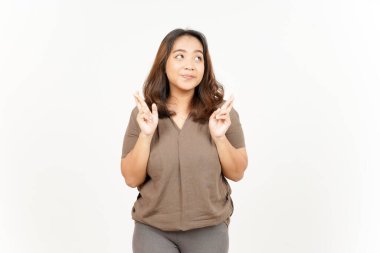 Beyaz arka planda tecrit edilmiş güzel Asyalı kadının şanslı parmağını yap.