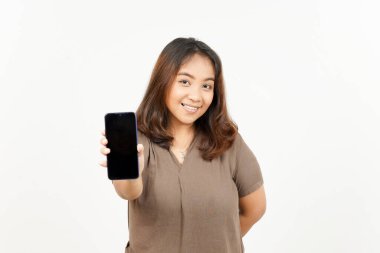 Beyaz Arkaplanda İzole Edilmiş Güzel Asyalı Kadın 'ın Boş Ekran Telefonundaki Uygulamaları veya İlanları Gösteriliyor