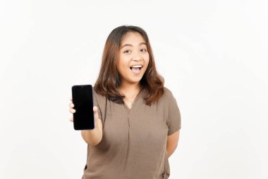 Beyaz Arkaplanda İzole Edilmiş Güzel Asyalı Kadın 'ın Boş Ekran Telefonundaki Uygulamaları veya İlanları Gösteriliyor