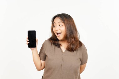 Beyaz Arkaplanda İzole Edilmiş Güzel Asyalı Kadın 'ın Boş Ekran Telefonundaki Uygulamaları veya İlanları Gösteriliyor