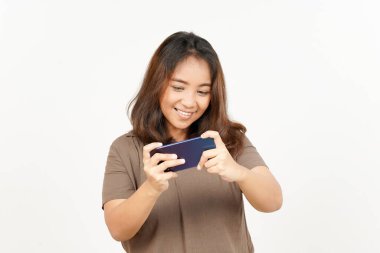 Beyaz Arkaplanda İzole Edilmiş Güzel Asyalı Kadın 'ın akıllı telefonuyla Mobil Oyun oynamak