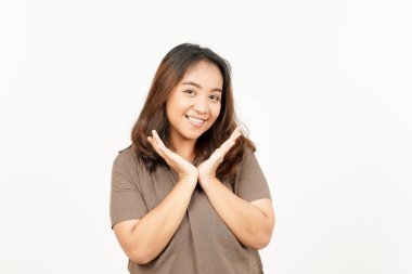 Gülümseyen ve kameraya bakan Güzel Asyalı Kadın Beyaz arka planda izole edilmiş