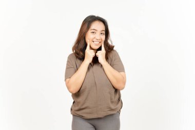 Gülümseyen ve kameraya bakan Güzel Asyalı Kadın Beyaz arka planda izole edilmiş