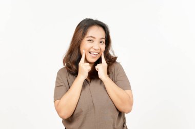 Gülümseyen ve kameraya bakan Güzel Asyalı Kadın Beyaz arka planda izole edilmiş