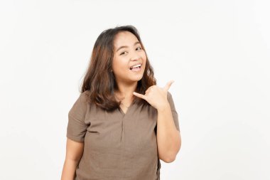 Beyaz arka planda tecrit edilmiş güzel Asyalı kadının jestine karşılık ver.