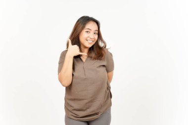 Beyaz arka planda tecrit edilmiş güzel Asyalı kadının jestine karşılık ver.