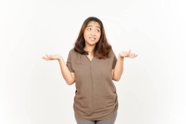 Şaşkın, beyaz arka planda tecrit edilmiş güzel bir Asyalı kadının el hareketi bilmiyorum.