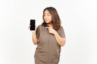 Beyaz Arkaplanda İzole Edilmiş Güzel Asyalı Kadın 'ın Boş Ekran Telefonundaki Uygulamaları veya İlanları Gösteriliyor