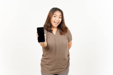 Beyaz Arkaplanda İzole Edilmiş Güzel Asyalı Kadın 'ın Boş Ekran Telefonundaki Uygulamaları veya İlanları Gösteriliyor