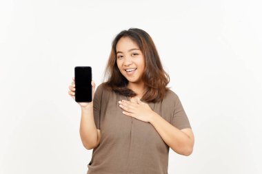 Beyaz Arkaplanda İzole Edilmiş Güzel Asyalı Kadın 'ın Boş Ekran Telefonundaki Uygulamaları veya İlanları Gösteriliyor