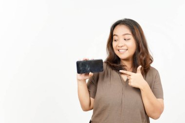 Beyaz Arkaplanda İzole Edilmiş Güzel Asyalı Kadın 'ın Boş Ekran Telefonundaki Uygulamaları veya İlanları Gösteriliyor