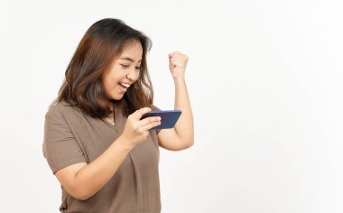 Beyaz Arkaplanda İzole Edilmiş Güzel Asyalı Kadın 'ın akıllı telefonuyla Mobil Oyun oynamak