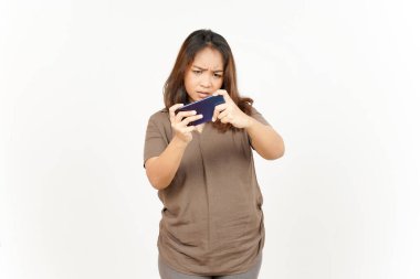 Beyaz Arkaplanda İzole Edilmiş Güzel Asyalı Kadın 'ın akıllı telefonuyla Mobil Oyun oynamak