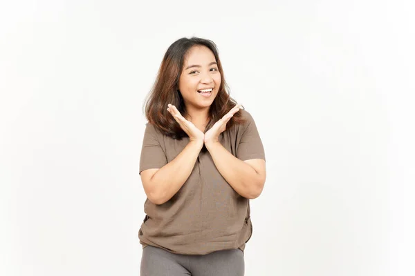 배경에 고립된 아름다운 아시아 여성의 미소짓기 카메라찾기 — 스톡 사진