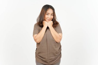 Gülümse ve beyaz arka planda izole edilmiş güzel Asyalı kadının kamerasına bak.