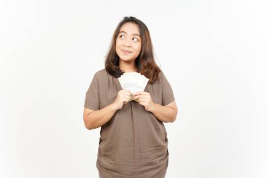 Bin rupia 'lık banknotta beyaz arka planda tecrit edilmiş güzel bir Asyalı kadın var.