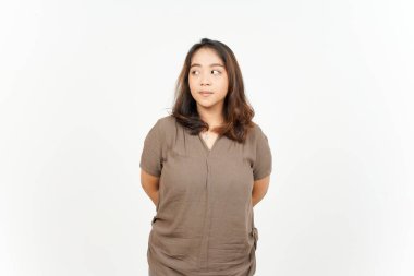 Kızgın yüz ve beyaz arka planda tecrit edilmiş güzel Asyalı kadının bakışları.