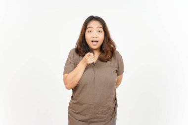 Seni işaret eden ve beyaz arka planda izole edilmiş güzel Asyalı kadının şok olmuş yüzü.