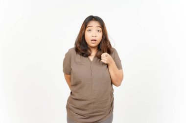 Seni işaret eden ve beyaz arka planda izole edilmiş güzel Asyalı kadının şok olmuş yüzü.