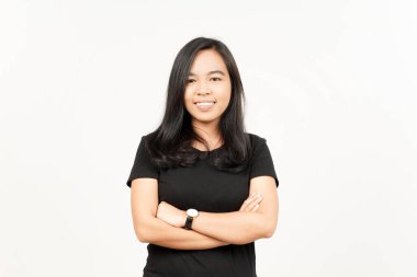 Kollarını kavuşturup beyaz arka planda izole edilmiş güzel bir Asyalı kadının kamerasına bakıyor.