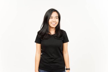 Beyaz arka planda izole edilmiş güzel Asyalı kadının gülümseyen ve bakan yüzü.