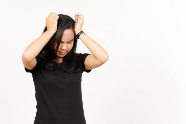 Beyaz arka planda izole edilmiş güzel Asyalı kadının baş ağrısı.