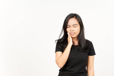 Beyaz arka planda tecrit edilmiş güzel bir Asyalı kadının acı çeken dişi.