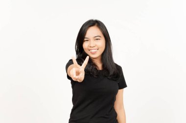 Beyaz arka planda tecrit edilmiş Güzel Asyalı Kadın Barış işareti gösteriliyor