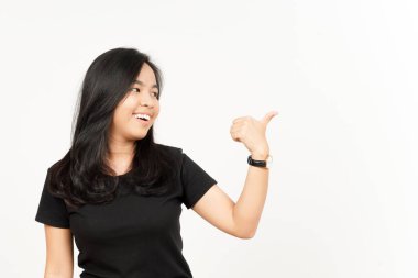 Sunan ve Gösteren Yan Ürünler Beyazın Üzerinde İzole Edilmiş Güzel Asyalı Kadın Başparmağını Kullanıyor