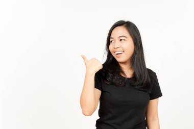 Sunan ve Gösteren Yan Ürünler Beyazın Üzerinde İzole Edilmiş Güzel Asyalı Kadın Başparmağını Kullanıyor