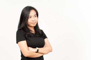 Beyaz arka planda izole edilmiş güzel Asyalı kadının gülümseyen ve bakan yüzü.